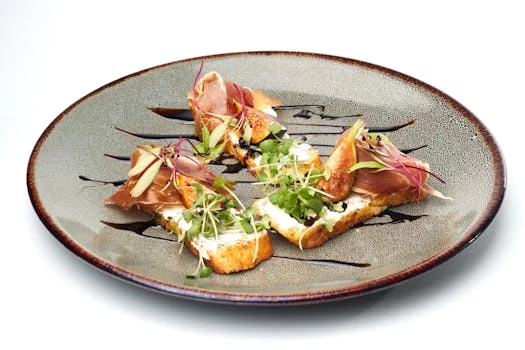 prosciutto fig pizza with balsamic glaze